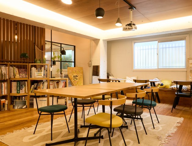 本棚とテーブルのあるCommunity Space