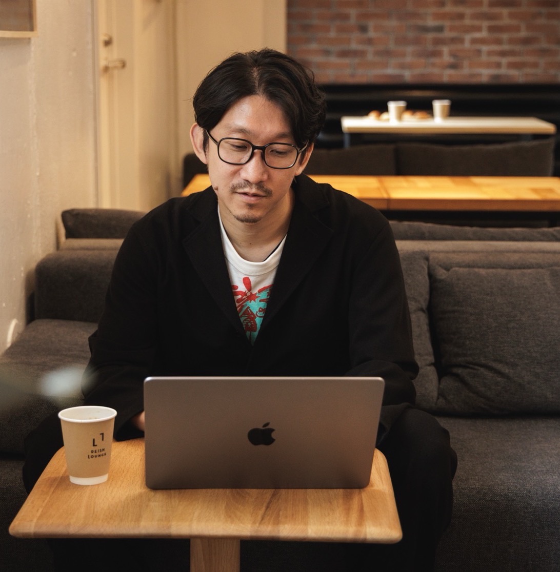 ノートパソコンで作業する男性
