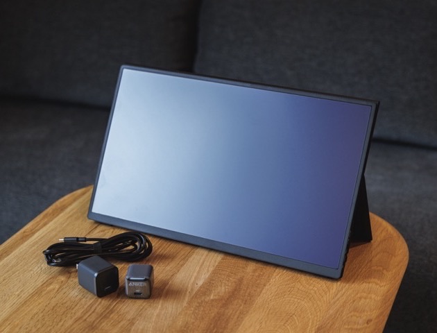 モニターと充電ケーブル