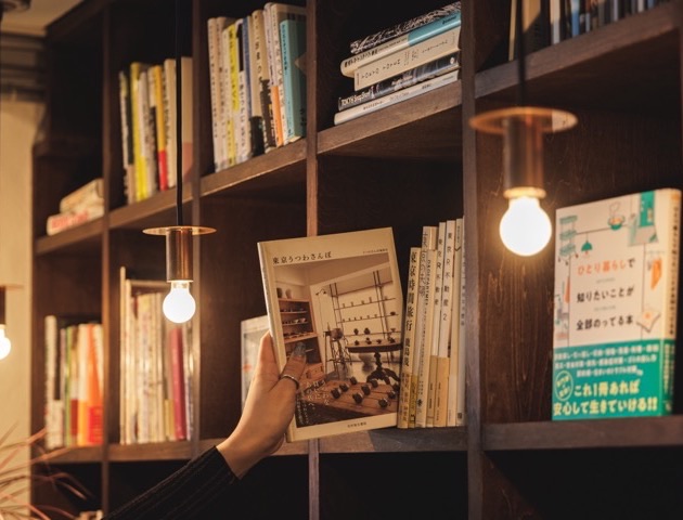 本棚に並ぶ書籍や雑誌